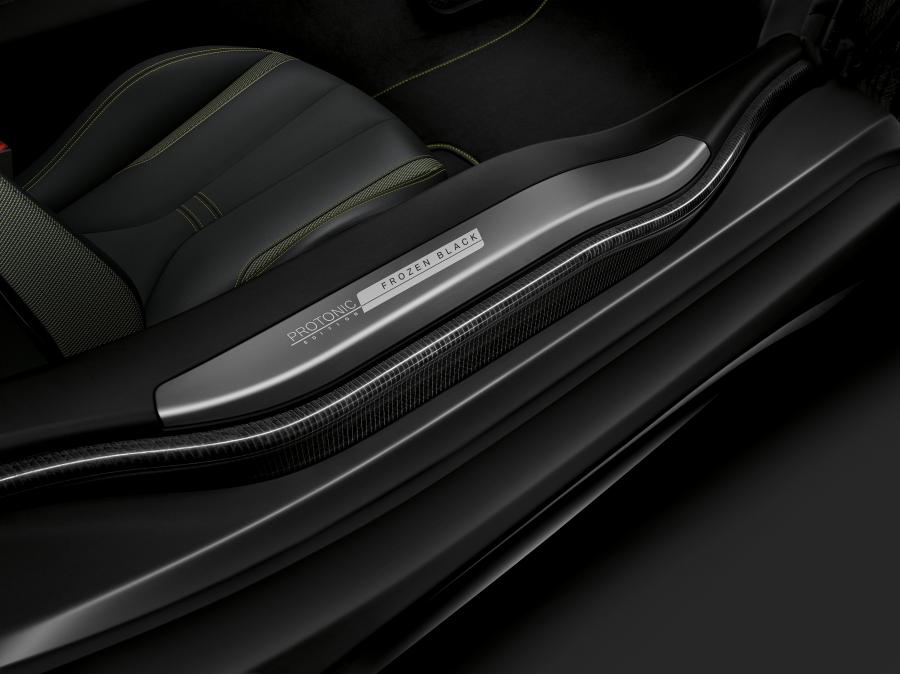 Детали интерьера BMW i8 Frozen Black Edition 2017 года  (фото 8 из 9)